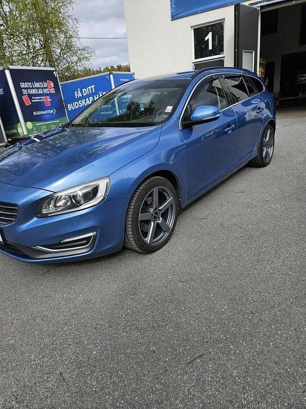 Blå Begagnad 2015 Volvo V60 Kombi | 150 000 kr (Marknadspris) - Bild 1/4