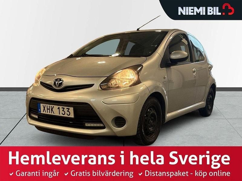 Silver Begagnad 2014 Toyota Aygo Halvkombi | 69 900 kr (Marknadspris) - Bild 1/3