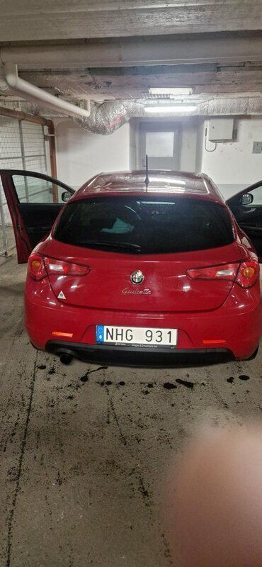 Röd Begagnad 2013 Alfa Romeo Giulietta Veloce Halvkombi | 67 000 kr - Bild 1/4