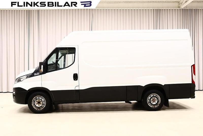 Vit Begagnad 2018 Iveco Daily Van | 199 875 kr (Marknadspris) - Bild 1/4