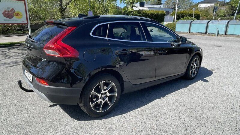 Svart Begagnad 2015 Volvo V40 CC Momentum Kombi | 115 000 kr (Lite dyr) - Bild 1/4
