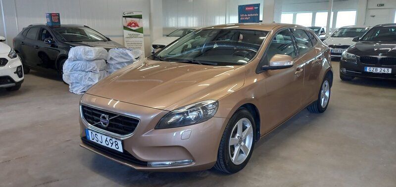 Brun Begagnad 2013 Volvo V40 Kinetic Kombi | 75 000 kr (Marknadspris) - Bild 1/4