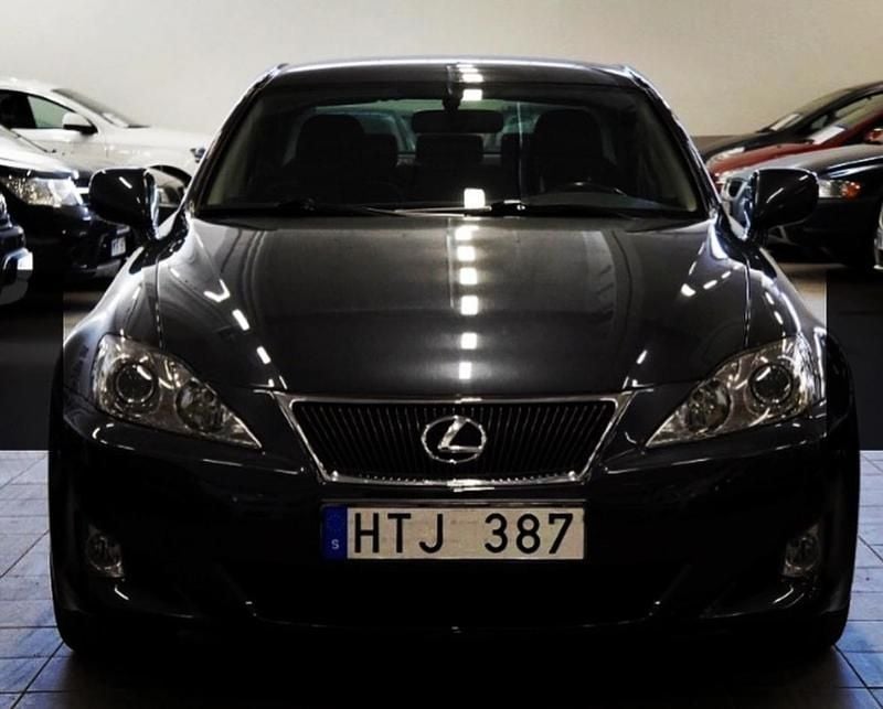 Grå Begagnad 2009 Lexus IS250 Sedan | 78 000 kr (Marknadspris) - Bild 1/4