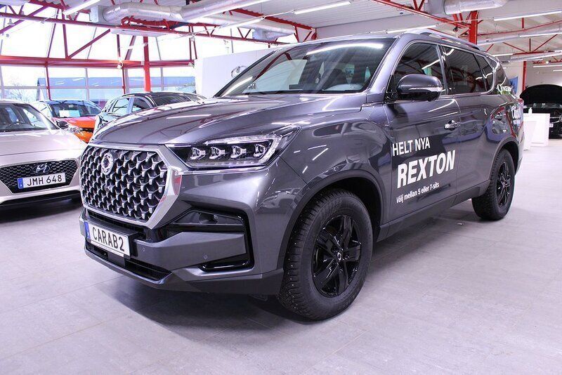 Grå Begagnad 2024 Ssangyong Rexton SUV | 599 000 kr - Bild 1/4