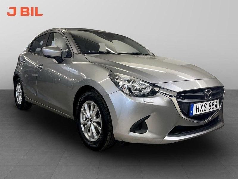 Grå Begagnad 2015 Mazda 2 Core Halvkombi | 74 900 kr (Marknadspris) - Bild 1/4