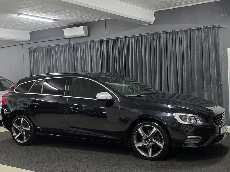 Begagnad Volvo V60 R-Design 181 HK (133 kW) 2014 Svart Kombi