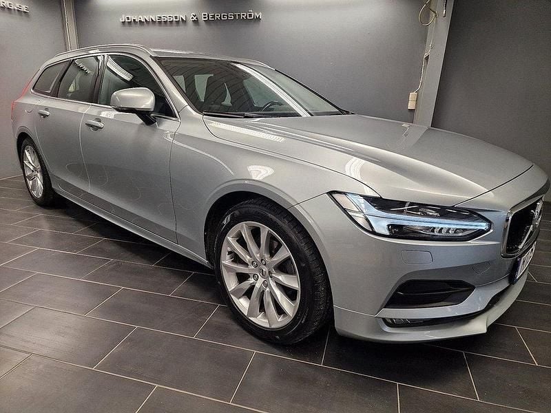 Silver Begagnad 2018 Volvo V90 Momentum Kombi | 223 500 kr (Marknadspris) - Bild 1/4