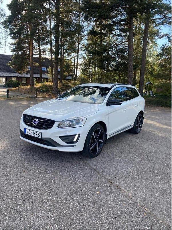 Vit Begagnad 2015 Volvo XC60 R-Design SUV | 185 000 kr (Lite dyr) - Bild 1/4