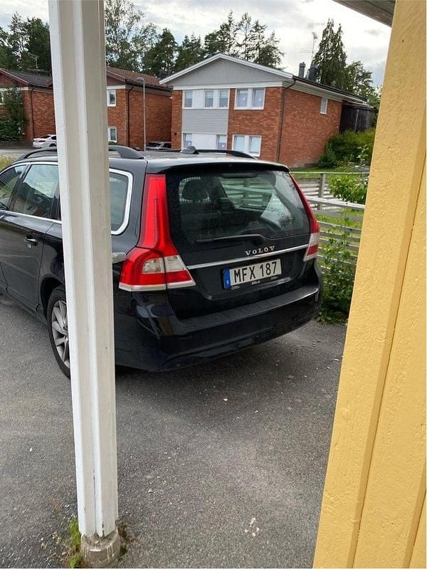 Svart Begagnad 2016 Volvo V70 Momentum Kombi | 100 000 kr (Superpris) - Bild 1/3