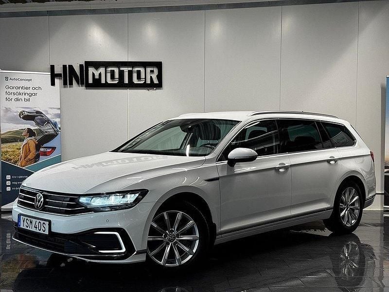 Vit Begagnad 2020 VW Passat GTE Kombi | 199 900 kr (Marknadspris) - Bild 1/4