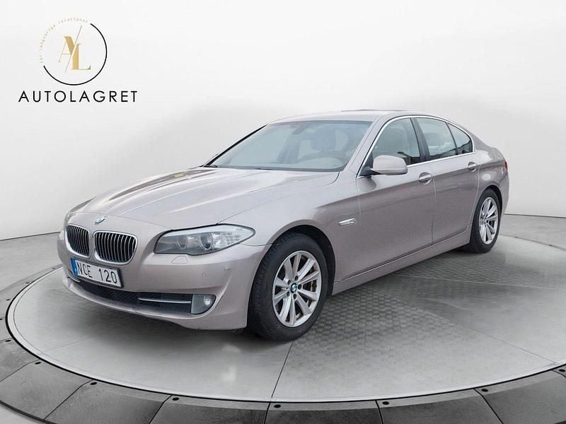 Silver Begagnad 2012 BMW 520 Comfort Edition Sedan | 88 900 kr (Bra pris) - Bild 1/4