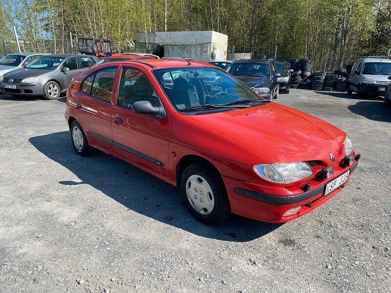 Röd Begagnad 1999 Renault Mégane Halvkombi | 18 900 kr - Bild 1/4