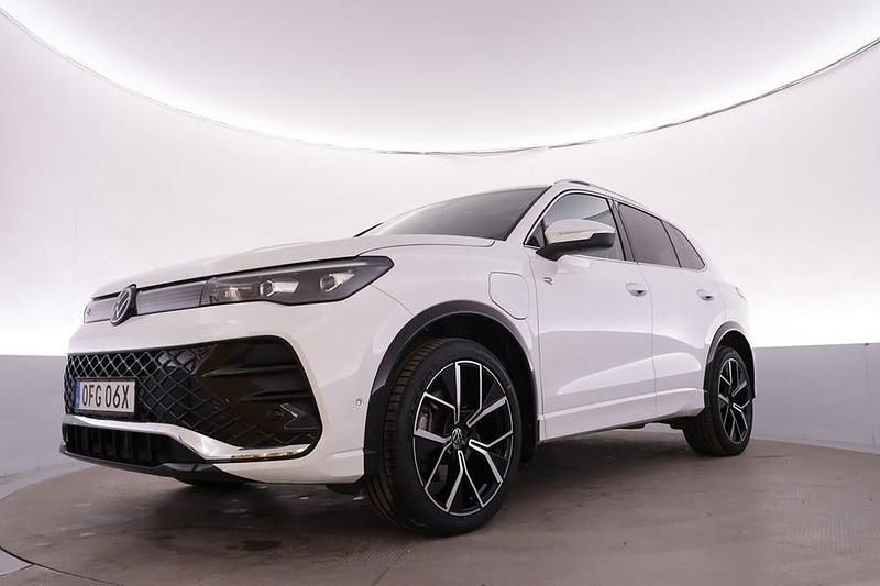 Begagnad VW Tiguan R-line 177 HK (130 kW) 2024 Oryx white pearl SUV
