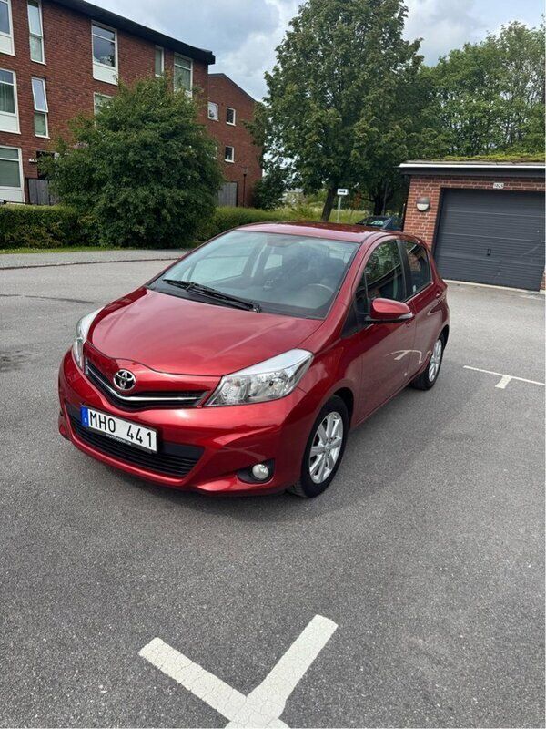 Röd Begagnad 2012 Toyota Yaris Active Halvkombi | 62 999 kr (Marknadspris) - Bild 1/4