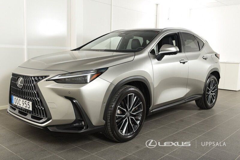 Ljusgrå (sonic titanium metallic) Begagnad 2021 Lexus NX350h Luxury Line SUV | 499 900 kr (Dyr) - Bild 1/4