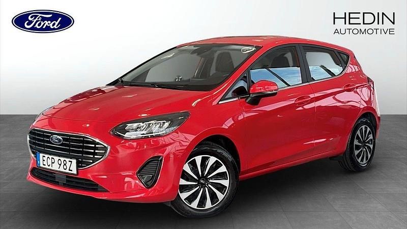 Röd (red) Begagnad 2022 Ford Fiesta Titanium Halvkombi | 169 900 kr (Marknadspris) - Bild 1/4