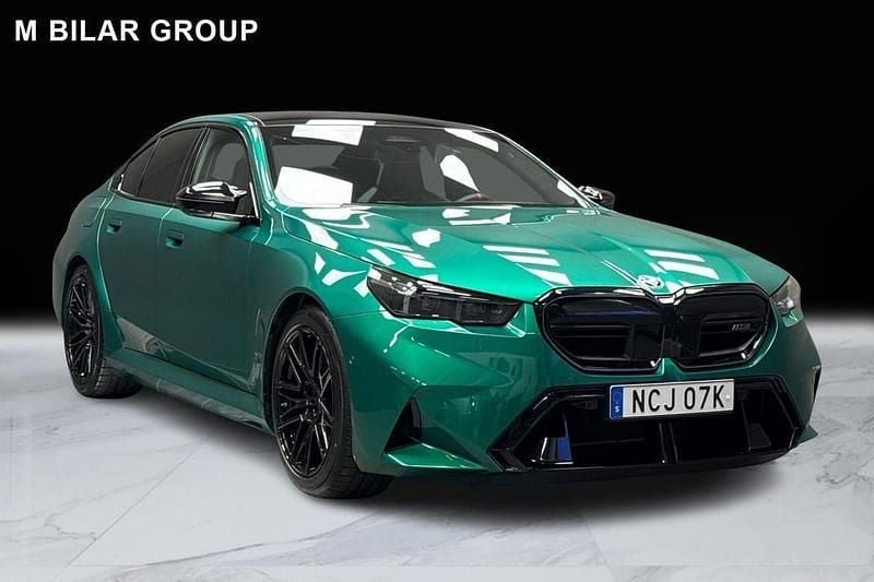 Grön Begagnad 2024 BMW M5 Comfort Edition Sedan | 1 599 000 kr - Bild 1/4