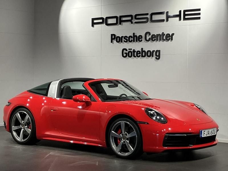 Flerfärgad (red) Begagnad 2024 Porsche 911 Targa 4S Cab | 1 799 000 kr - Bild 1/4