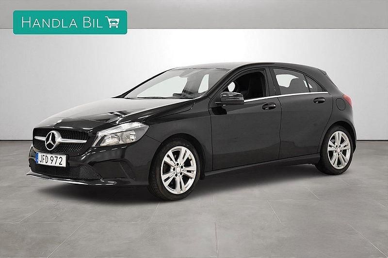 Svart Begagnad 2016 Mercedes A180 Halvkombi | 154 900 kr (Marknadspris) - Bild 1/4
