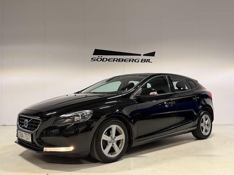 Svart Begagnad 2014 Volvo V40 Kinetic Halvkombi | 84 900 kr (Marknadspris) - Bild 1/4