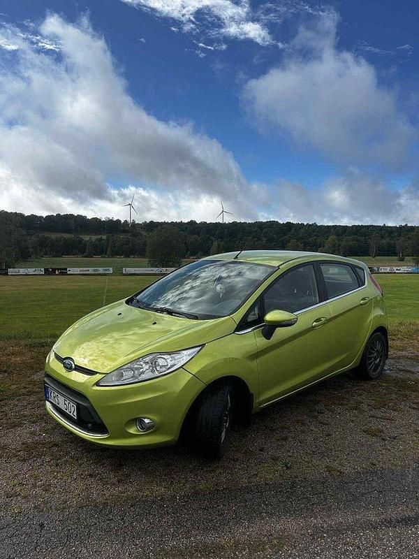 Grön Begagnad 2010 Ford Fiesta Titanium Halvkombi | 42 000 kr (Marknadspris) - Bild 1/4