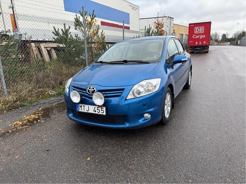Blå Begagnad 2012 Toyota Auris Plus Halvkombi | 64 800 kr (Marknadspris) - Bild 1/4
