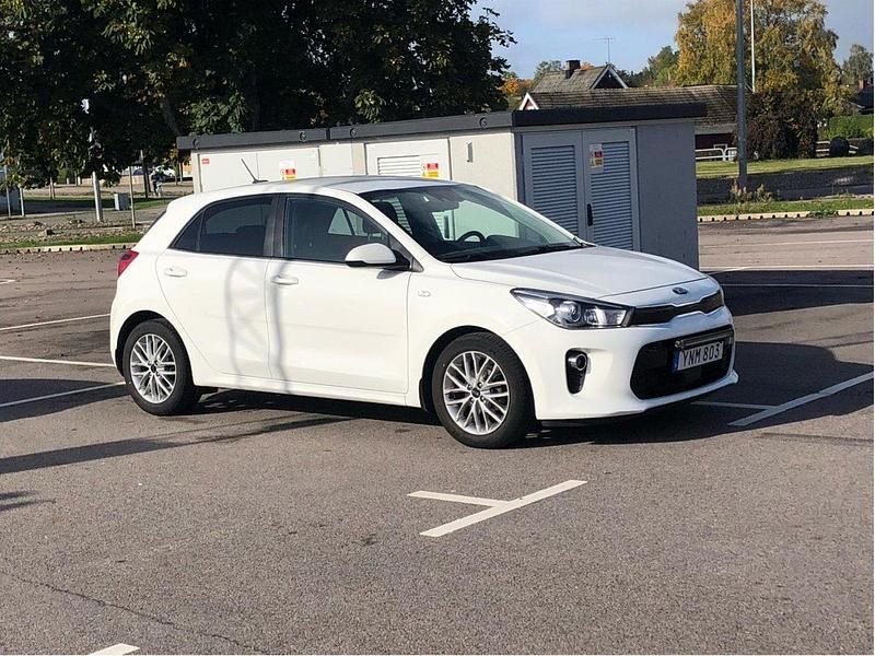 Vit Begagnad 2018 Kia Rio Halvkombi | 115 000 kr (Bra pris) - Bild 1/3