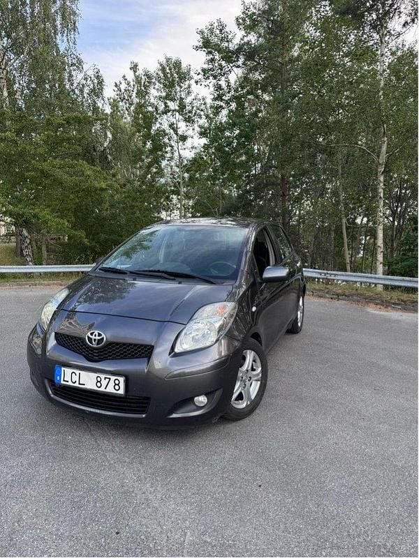 Grå Begagnad 2010 Toyota Yaris Halvkombi | 42 000 kr (Bra pris) - Bild 1/4