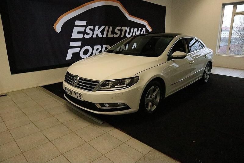 Vit Begagnad 2013 VW CC Sedan | 169 900 kr (Dyr) - Bild 1/4