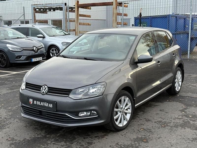 Mörkgrå (grå) Begagnad 2015 VW Polo Halvkombi | 139 700 kr (Marknadspris) - Bild 1/4