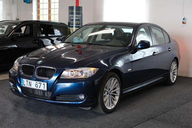 Blå Begagnad 2011 BMW 318 Sedan | 99 900 kr (Lite dyr) - Bild 1/4