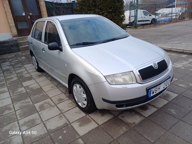 Silver Begagnad 2004 Skoda Fabia Halvkombi | 17 000 kr (Marknadspris) - Bild 1/4