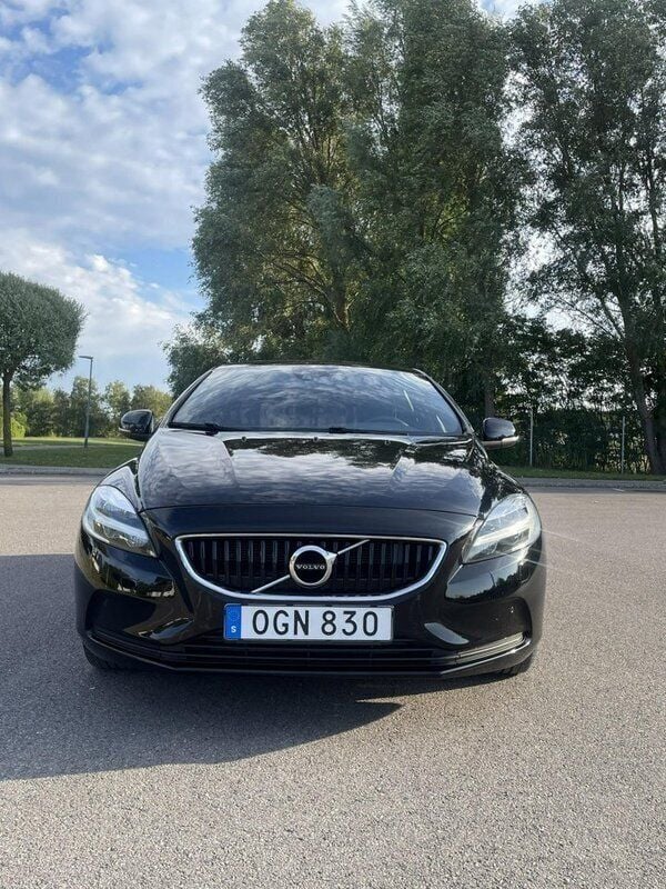 Svart Begagnad 2017 Volvo V40 Momentum Kombi | 200 000 kr (Marknadspris) - Bild 1/4
