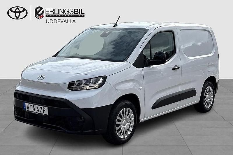 Vit Begagnad 2024 Toyota Proace City City Minibuss | 274 875 kr (Marknadspris) - Bild 1/4