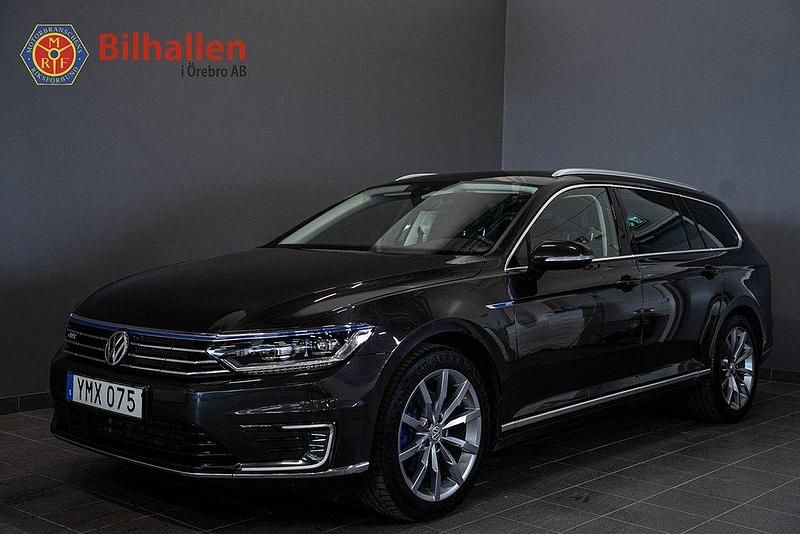 Mörkgrå Begagnad 2018 VW Passat GTE Kombi | 218 900 kr (Marknadspris) - Bild 1/4