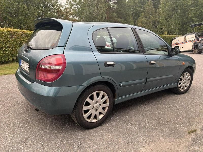 Blå Begagnad 2003 Nissan Almera Halvkombi | 14 000 kr (Marknadspris) - Bild 1/4