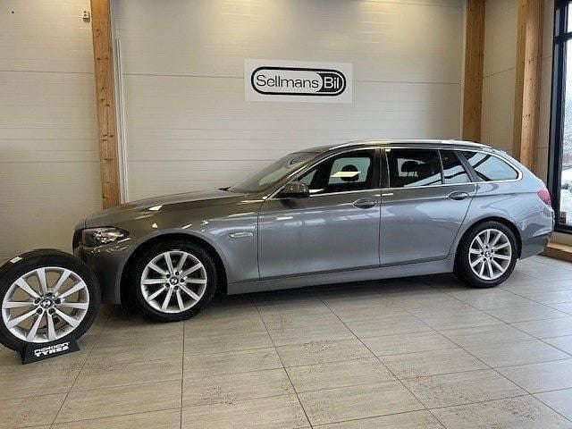 Grå Begagnad 2015 BMW 520 Kombi | 159 000 kr (Marknadspris) - Bild 1/4