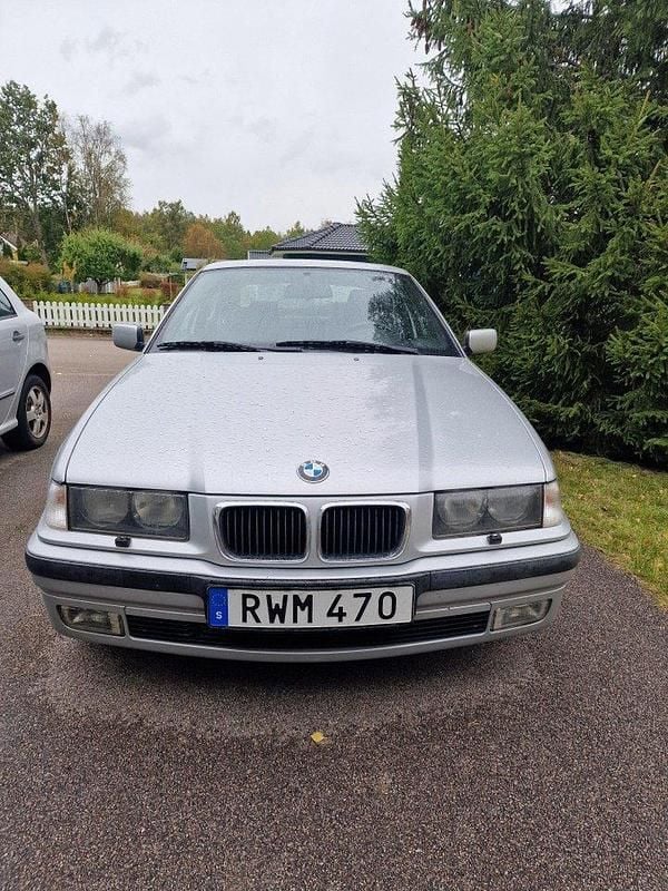 Grå Begagnad 2001 BMW 316 Compact Comfort Edition Halvkombi | 30 000 kr (Bra pris) - Bild 1/4