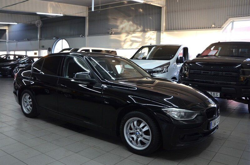 Svart Begagnad 2013 BMW 318 Sport Line Sedan | 99 900 kr (Marknadspris) - Bild 1/4