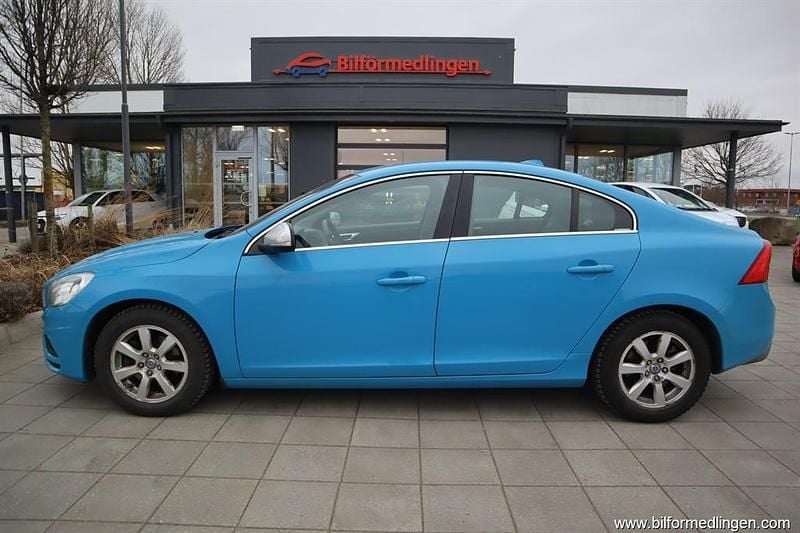 Blå samma som bilen Begagnad 2012 Volvo S60 R-Design Sedan | 139 900 kr (Marknadspris) - Bild 1/4