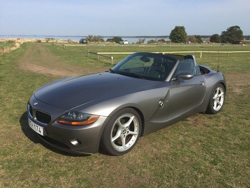 Grå Begagnad 2004 BMW Z4 Cab | 85 000 kr (Marknadspris) - Bild 1/4