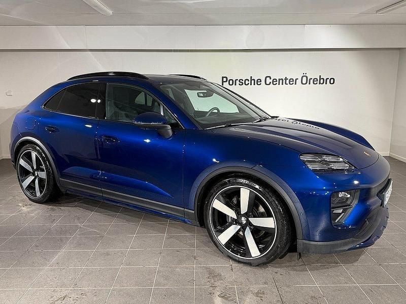 Blå Begagnad 2025 Porsche Macan SUV | 1 029 000 kr (Bra pris) - Bild 1/4