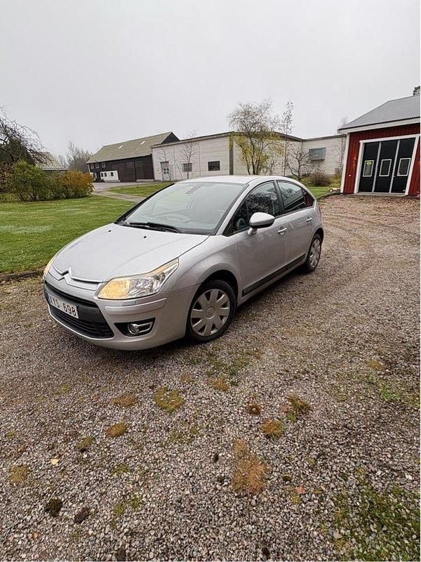 Silver Begagnad 2009 Citroën C4 Halvkombi | 24 900 kr (Lite dyr) - Bild 1/4