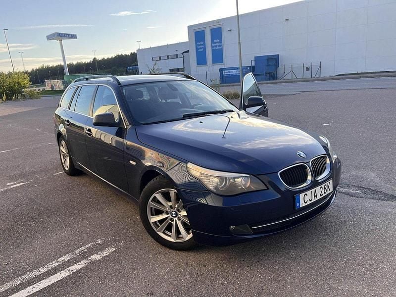Blå Begagnad 2010 BMW 520 Kombi | 69 000 kr - Bild 1/4