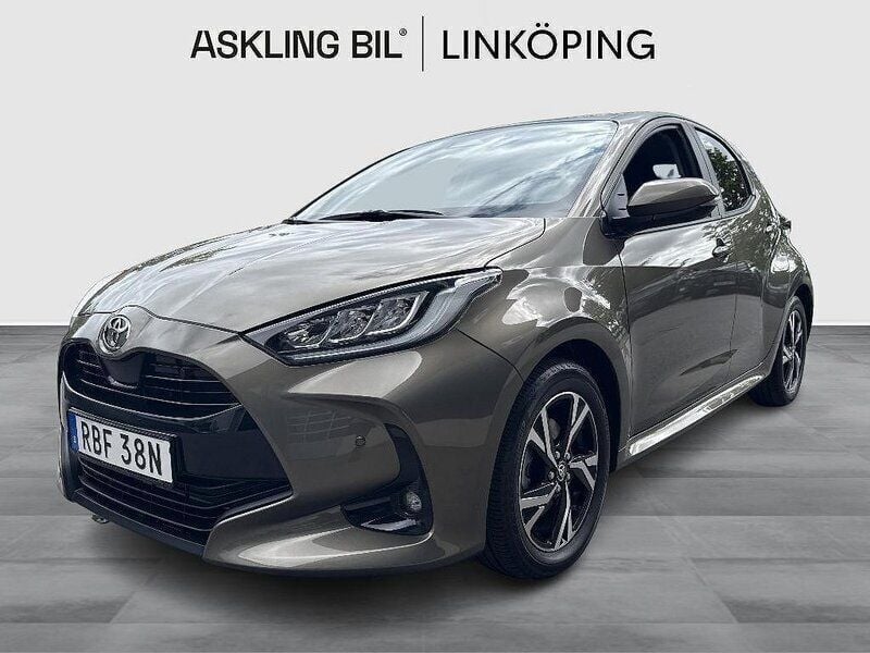 Grön Begagnad 2024 Toyota Yaris Hybrid Active Halvkombi | 265 000 kr (Lite dyr) - Bild 1/4
