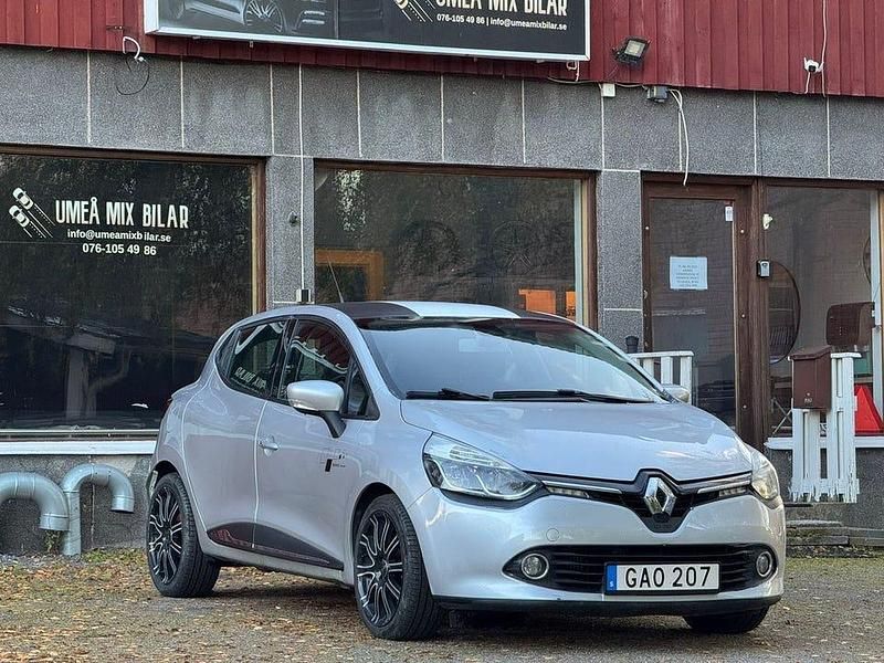 Silver Begagnad 2013 Renault Clio GrandTour Kombi | 52 000 kr (Marknadspris) - Bild 1/4