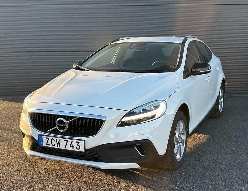 Vit Begagnad 2017 Volvo V40 Business Edition Halvkombi | 179 900 kr (Marknadspris) - Bild 1/4