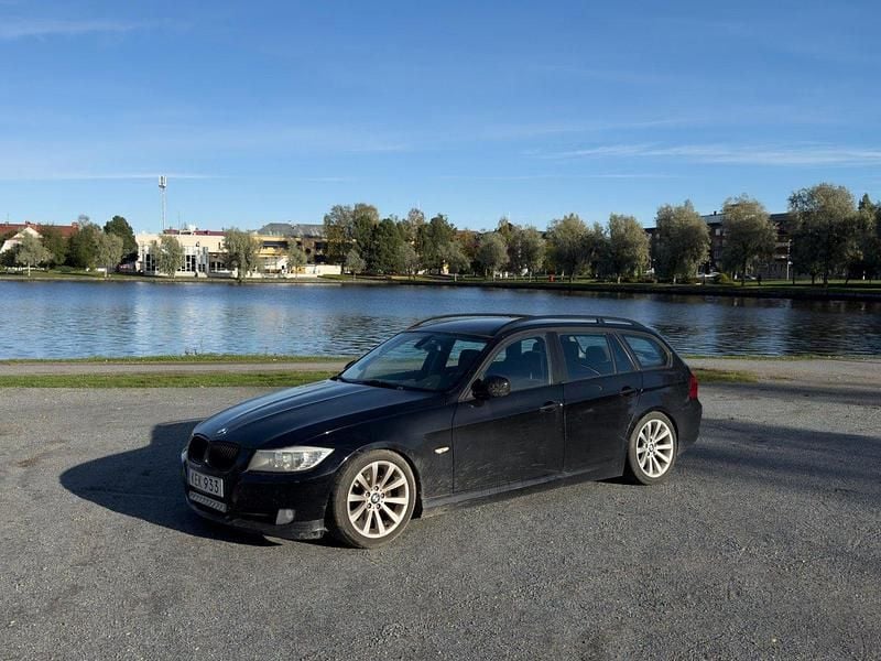 Svart Begagnad 2010 BMW 320 Comfort Edition Kombi | 52 000 kr (Marknadspris) - Bild 1/4