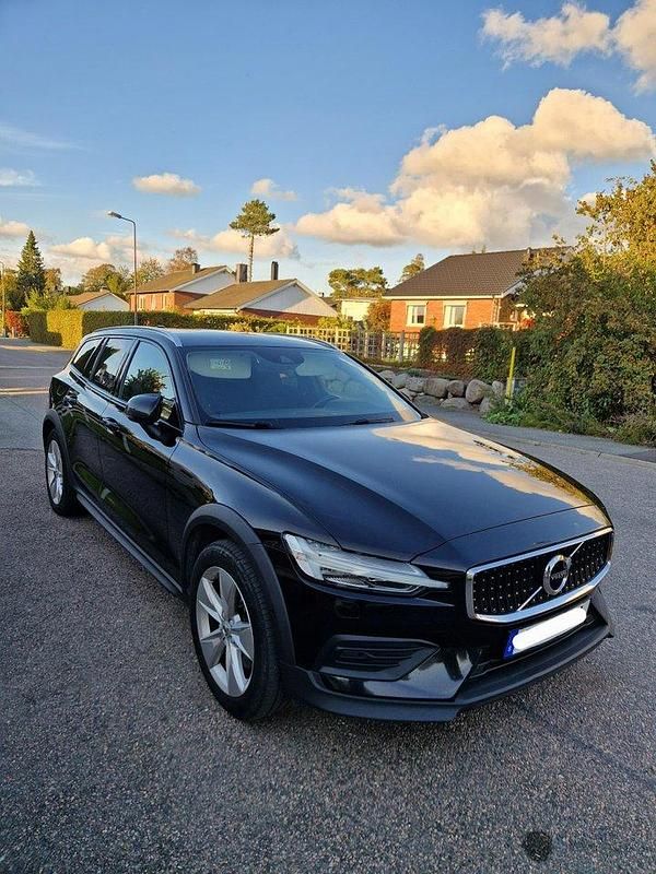 Svart Begagnad 2022 Volvo V60 CC Momentum Kombi | 249 000 kr (Superpris) - Bild 1/4