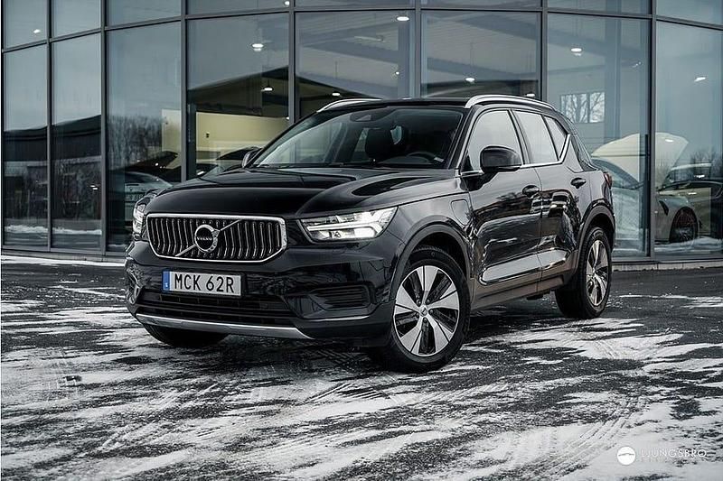 Svart Begagnad 2022 Volvo XC40 Momentum SUV | 339 900 kr (Marknadspris) - Bild 1/4